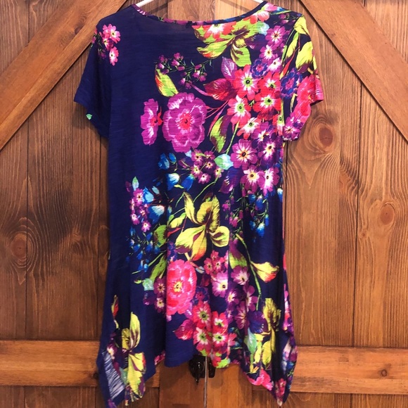 ⭐️5/$20 Floral flowy top navy Cable & Gauge shirt layering outfit summer tee - Picture 2 of 3